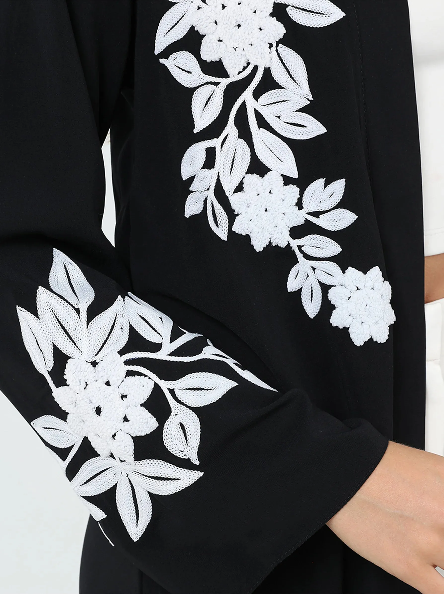 Black Contrast Embroidery Detailed Kimono