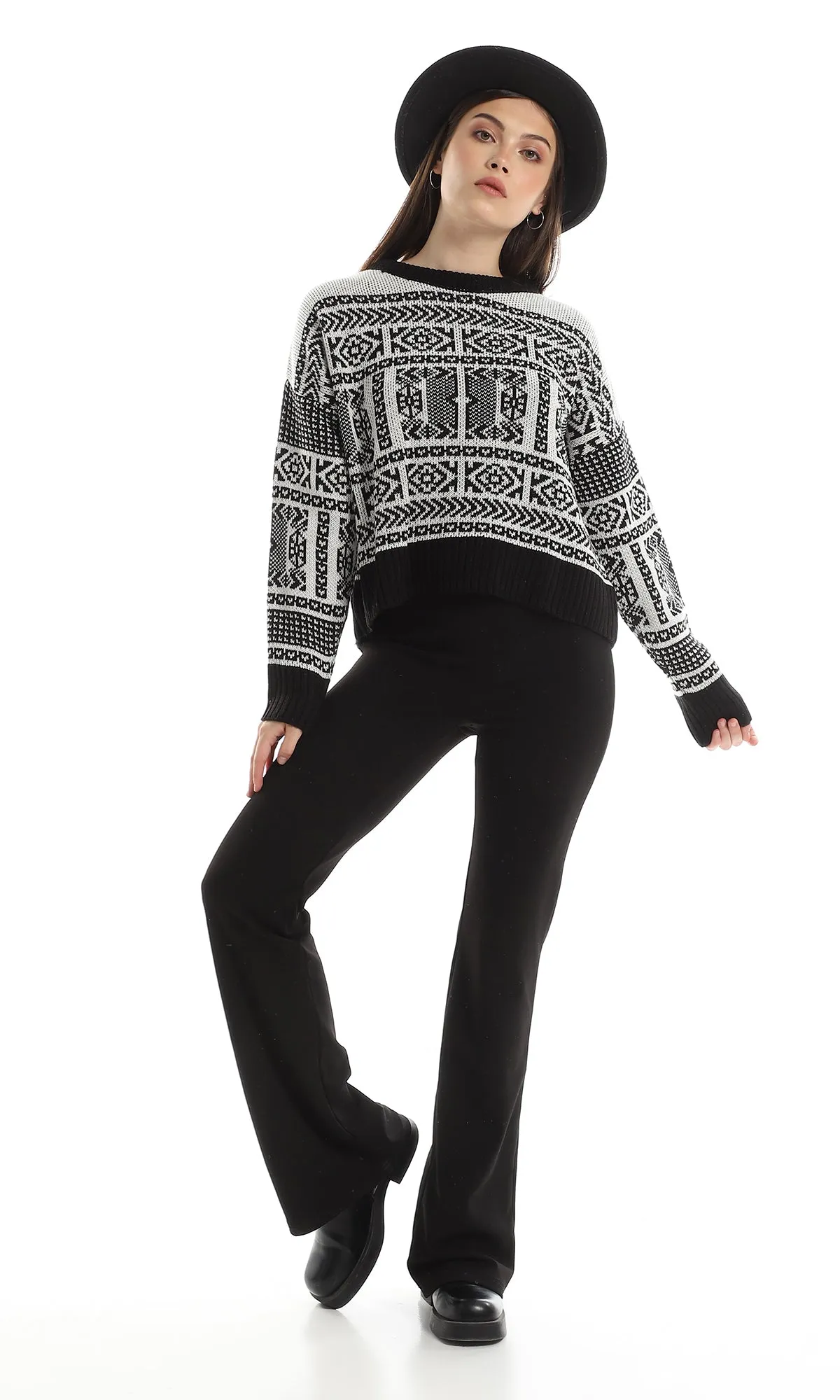 O160341 Round Neck Bi-Tone Slip On Pullover - Black & Off White